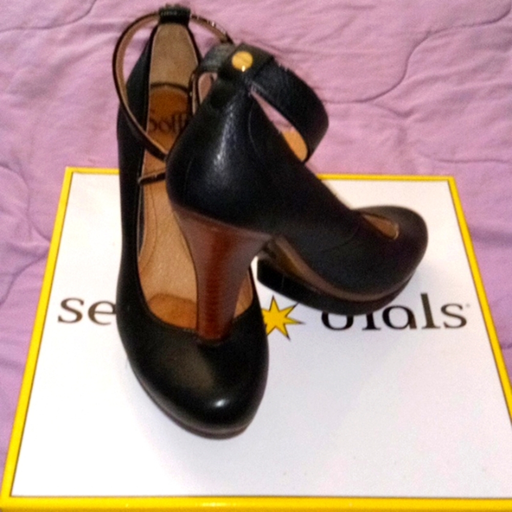Women's SZ 8 Soft leather heels